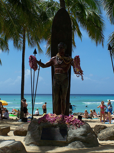 Памятник Дюку Каханамоку (Duke Kahanamoku). Гонолулу. Оаху. Гавайи. США